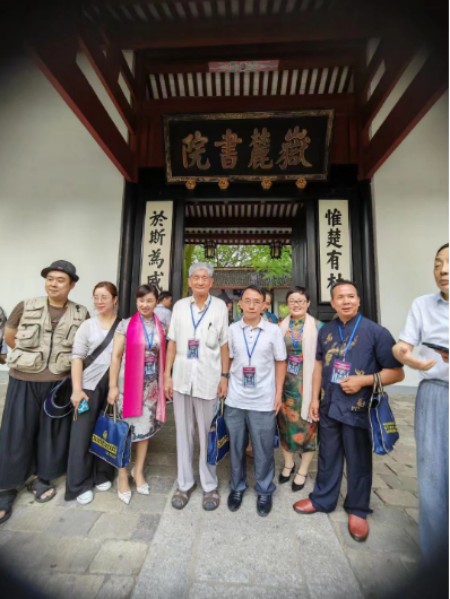 传承千年智慧：数易草药源生堂罗杰锋的易医融合之路