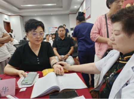 盛世华诞国庆专题报道 岐黄薪火照山河： 国医何明华的济世之路与家国情